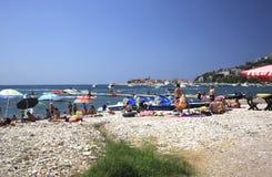Uma praia rochosa em Budva Uma praia rochosa em Budva