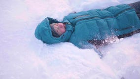Uma queda da criança na neve em slowmotion Tempestade da neve Esportes fora Estilo de vida ativo vídeos de arquivo Uma queda da criança na neve em slowmotion Tempestade da neve Esportes fora Estilo de vida ativo vídeos de arquivo