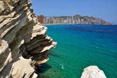 Uma rocha perto de Benidorm, Espanha fotografia de stock Uma rocha perto de Benidorm, Espanha fotografia de stock
