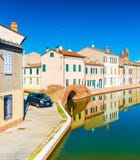 Uma rua da cidade italiana pequena de Comacchio, Itália fotos de stock Uma rua da cidade italiana pequena de Comacchio, Itália fotos de stock
