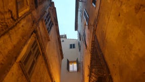 Uma rua pedestre estreita com na cidade europeia velha video estoque Uma rua pedestre estreita com na cidade europeia velha video estoque
