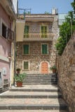 Uma rua secundária em Taormina em Sicília imagens de stock Uma rua secundária em Taormina em Sicília imagens de stock