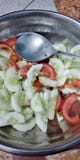 Uma salada recentemente preparada em uma bacia imagem de stock royalty free Uma salada recentemente preparada em uma bacia imagem de stock royalty free