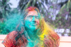 Uma senhora que obtém regada com as cores do holi durante o festival do holi em india fotografia de stock royalty free Uma senhora que obtém regada com as cores do holi durante o festival do holi em india fotografia de stock royalty free