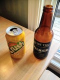 Uma tabela com duas excepcionalmente bebidas de Terra Nova, uma cerveja de Quidi Vidi e um PNF flavoured abacaxi do esmagamento fotos de stock Uma tabela com duas excepcionalmente bebidas de Terra Nova, uma cerveja de Quidi Vidi e um PNF flavoured abacaxi do esmagamento fotos de stock