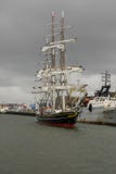 Uma tosquiadeira moderna com olhar clássico, porto de IJmuiden, os Países Baixos fotos de stock royalty free Uma tosquiadeira moderna com olhar clássico, porto de IJmuiden, os Países Baixos fotos de stock royalty free
