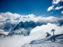 Uma vista através dos cumes franceses em um dia claro, nevado fotografia de stock Uma vista através dos cumes franceses em um dia claro, nevado fotografia de stock