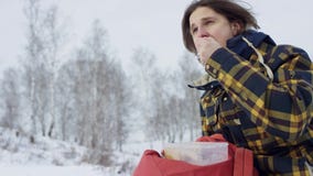 Uma vista bonita das montanhas no inverno Um homem novo está andando acima da inclinação de montanha O homem considerável está ol video estoque Uma vista bonita das montanhas no inverno Um homem novo está andando acima da inclinação de montanha O homem considerável está ol video estoque