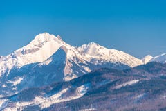 Uma vista bonita das montanhas polonesas de Tatra Dia ensolarado, bonito no inverno, montanhas neve-tampadas e céu azul fotos de stock Uma vista bonita das montanhas polonesas de Tatra Dia ensolarado, bonito no inverno, montanhas neve-tampadas e céu azul fotos de stock