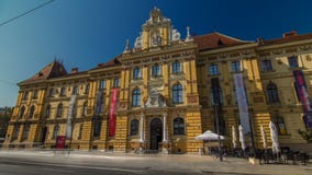 Uma vista do museu hyperlapse do timelapse das artes e dos ofícios em Zagreb durante o dia Zagreb, Croácia Uma vista do museu hyperlapse do timelapse das artes e dos ofícios em Zagreb durante o dia Zagreb, Croácia