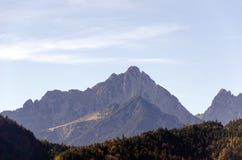 Uma vista espaçoso das montanhas dos cumes cobertas com as árvores coloridas em um dia ensolarado de outubro perto de Innsbruck, fotos de stock Uma vista espaçoso das montanhas dos cumes cobertas com as árvores coloridas em um dia ensolarado de outubro perto de Innsbruck, fotos de stock