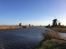 Uma vista para os moinhos de vento velhos pelo Kinderdijk perto de Rotterdam, os Países Baixos foto de stock Uma vista para os moinhos de vento velhos pelo Kinderdijk perto de Rotterdam, os Países Baixos foto de stock