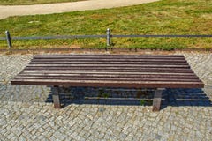 Umfangreiche braune hölzerne Parkbank stockbilder Umfangreiche braune hölzerne Parkbank stockbilder