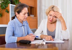 Umgekippte Pensionäre mit Dokumenten Lizenzfreie Stockbilder Umgekippte Pensionäre mit Dokumenten Lizenzfreie Stockbilder