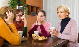 Umgekippte reife Frauen, die Schale heißen Tee essen Lizenzfreie Stockfotos Umgekippte reife Frauen, die Schale heißen Tee essen Lizenzfreie Stockfotos