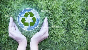 Umweltslogans, Sprechen und Phrasen ?ber die Erde, die Natur und das gehende Gr?n Weibliche Handholdingkugel und Zeichen der Wied lizenzfreies stockfoto Umweltslogans, Sprechen und Phrasen ?ber die Erde, die Natur und das gehende Gr?n Weibliche Handholdingkugel und Zeichen der Wied lizenzfreies stockfoto