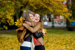 Risultati immagini per abbraccio tra due amiche