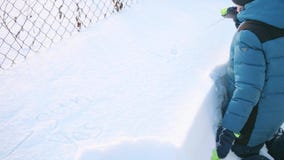 Un adolescente en un parque del invierno pinta un carámbano en la nieve Día soleado escarchado Nevado Diversión y juegos en el ai almacen de metraje de vídeo Un adolescente en un parque del invierno pinta un carámbano en la nieve Día soleado escarchado Nevado Diversión y juegos en el ai almacen de metraje de vídeo