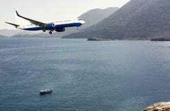 Un aeroplano che sorvola un mare fotografie stock libere da diritti Un aeroplano che sorvola un mare fotografie stock libere da diritti