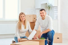 Un ajouter aux boîtes se déplace à une nouvelle maison photographie stock libre de droits Un ajouter aux boîtes se déplace à une nouvelle maison photographie stock libre de droits