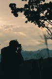 Un'alba della fucilazione dell'uomo nelle montagne fotografie stock libere da diritti Un'alba della fucilazione dell'uomo nelle montagne fotografie stock libere da diritti