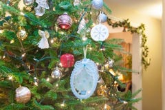 Un albero di Natale decorato Fotografia Stock Libera da Diritti Un albero di Natale decorato Fotografia Stock Libera da Diritti