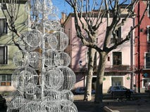 Un arbre d'indigène a stylisé avec de grands bals blancs devant les bâtiments colorés à Sète dans les sud des Frances image stock Un arbre d'indigène a stylisé avec de grands bals blancs devant les bâtiments colorés à Sète dans les sud des Frances image stock