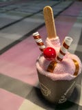 Un artigianato abile dal piccolo asciugamano e da altri non materiali dell'alimento, nel bigné della fragola identico fotografia stock libera da diritti Un artigianato abile dal piccolo asciugamano e da altri non materiali dell'alimento, nel bigné della fragola identico fotografia stock libera da diritti