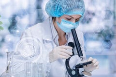 Un assistant de laboratoire regarde dans le microscope examinant une certaine substance image stock Un assistant de laboratoire regarde dans le microscope examinant une certaine substance image stock