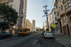 Un autobus scolaire jaune attend dans une rue du centre à San Francisco, la Californie, Etats-Unis image stock Un autobus scolaire jaune attend dans une rue du centre à San Francisco, la Californie, Etats-Unis image stock