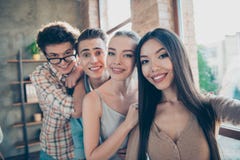 Un autoritratto di quattro genti felici allegre, amici, Ne bello immagine stock libera da diritti Un autoritratto di quattro genti felici allegre, amici, Ne bello immagine stock libera da diritti