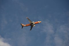 Un avion volant au-dessus du ciel bleu Photo stock Un avion volant au-dessus du ciel bleu Photo stock