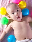 Un b?b? heureux de 3 mois dans un bain des boules photographie stock Un b?b? heureux de 3 mois dans un bain des boules photographie stock