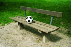 Un balón de fútbol en un banco de parque imagenes de archivo Un balón de fútbol en un banco de parque imagenes de archivo
