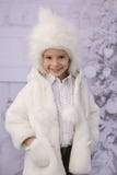 Un bambino con l'albero di Natale e dei regali di Natale fotografie stock libere da diritti Un bambino con l'albero di Natale e dei regali di Natale fotografie stock libere da diritti