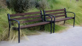 Un banc en stationnement photographie stock libre de droits Un banc en stationnement photographie stock libre de droits