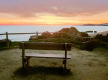 Un banco para mirar la puesta del sol de Albufeira imagenes de archivo Un banco para mirar la puesta del sol de Albufeira imagenes de archivo