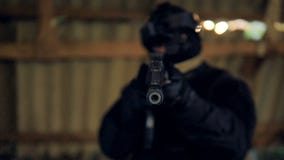 Un barril negro de un rifle moderno es acentuado en la cámara Un barril negro de un rifle moderno es acentuado en la cámara