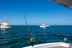Un beau bateau de pêche blanc dans l'océan est occupé à pêcher en Dominica Republic photo stock Un beau bateau de pêche blanc dans l'océan est occupé à pêcher en Dominica Republic photo stock