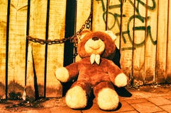 Un beau nounours de jouet concernent bois de vintage d'Anvers de rue le rétro photographie stock libre de droits Un beau nounours de jouet concernent bois de vintage d'Anvers de rue le rétro photographie stock libre de droits