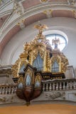 Un bel organe doré découpé dans une des églises de vieux Prague images stock Un bel organe doré découpé dans une des églises de vieux Prague images stock