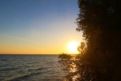 Un bello tramonto nel lago Chiem Chiemsee, Baviera, Germania immagini stock Un bello tramonto nel lago Chiem Chiemsee, Baviera, Germania immagini stock