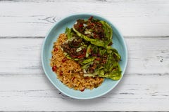 Un bol de boeuf épicé succulent Lettus s'enveloppe sur un lit de riz a tiré un fond en bois blanc photos stock Un bol de boeuf épicé succulent Lettus s'enveloppe sur un lit de riz a tiré un fond en bois blanc photos stock