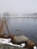Un bord du lac bordé rocheux images stock Un bord du lac bordé rocheux images stock