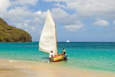 Un bote mano-construido tradicional que compite en una raza anual en las islas de barlovento fotografía de archivo libre de regalías Un bote mano-construido tradicional que compite en una raza anual en las islas de barlovento fotografía de archivo libre de regalías