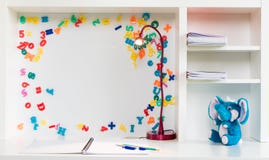 Un bureau d'école du ` s d'enfant avec le fond blanc, les lettres colorées et les nombres, stylo, crayon, éléphant a bourré le jo photo libre de droits Un bureau d'école du ` s d'enfant avec le fond blanc, les lettres colorées et les nombres, stylo, crayon, éléphant a bourré le jo photo libre de droits