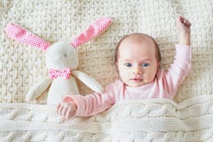 Un bébé de mois avec le lapin rose photos stock Un bébé de mois avec le lapin rose photos stock