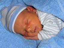 Un bébé doux dort gentiment photo libre de droits Un bébé doux dort gentiment photo libre de droits