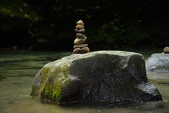 Un cairn marque la présence d'un visiteur de la rivière de Fortuna de La photo libre de droits Un cairn marque la présence d'un visiteur de la rivière de Fortuna de La photo libre de droits