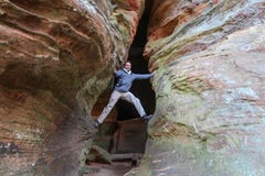 Un caminante ambicioso decide subir en una grieta enorme foto de archivo Un caminante ambicioso decide subir en una grieta enorme foto de archivo